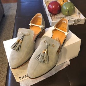 Light gray tassel shoes